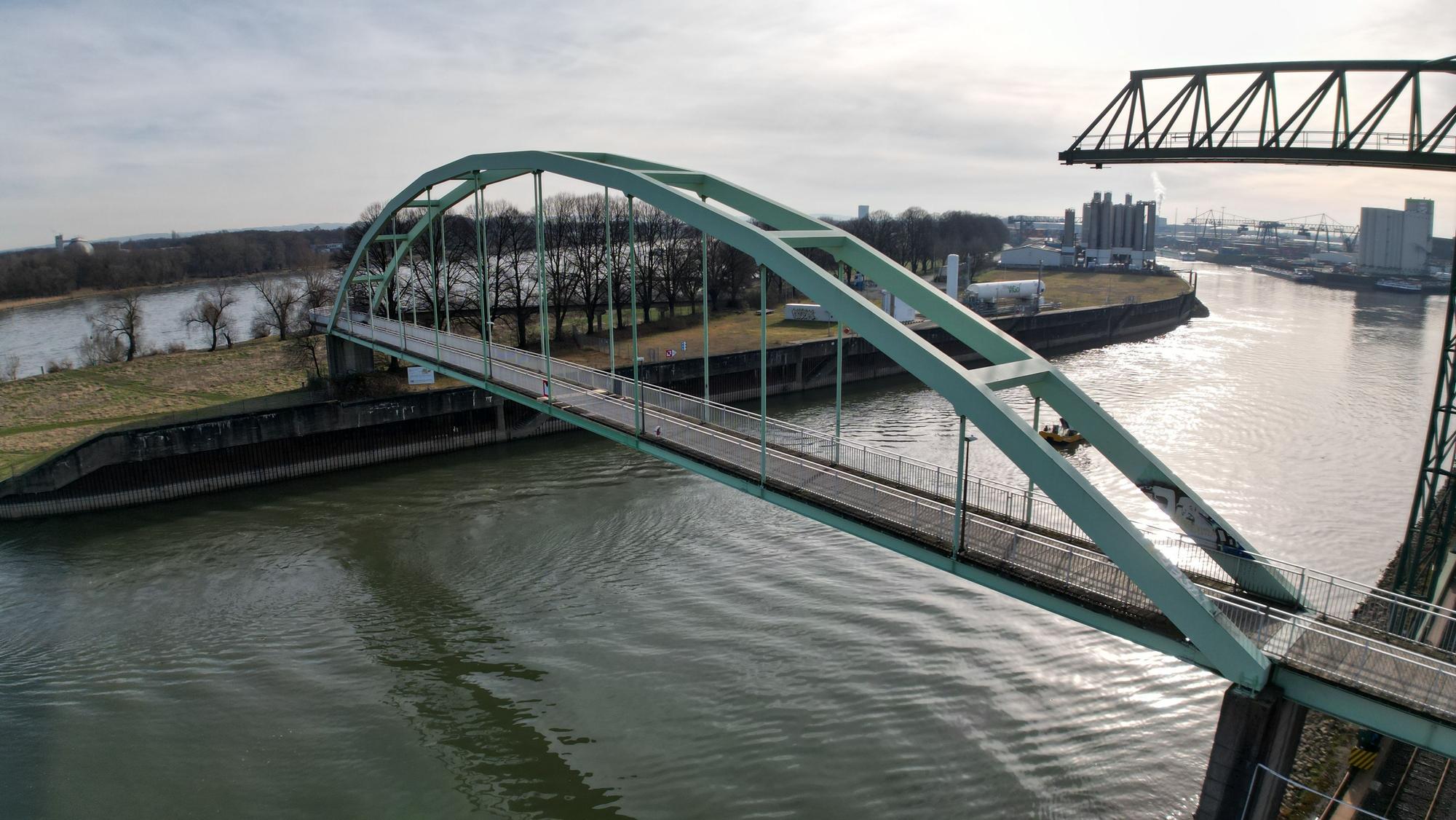 Blick auf die Niehler Rheinbrücke.