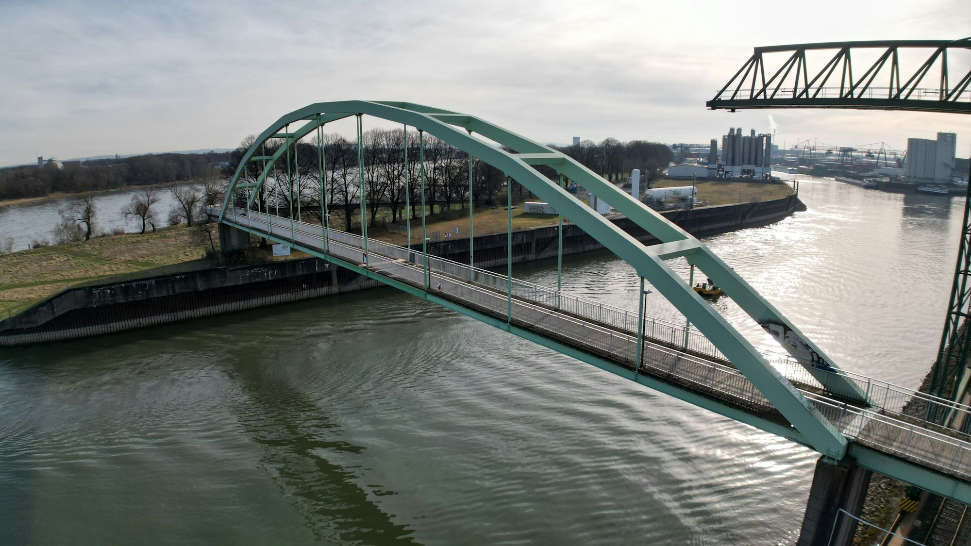 Blick auf die Niehler Rheinbrücke.
