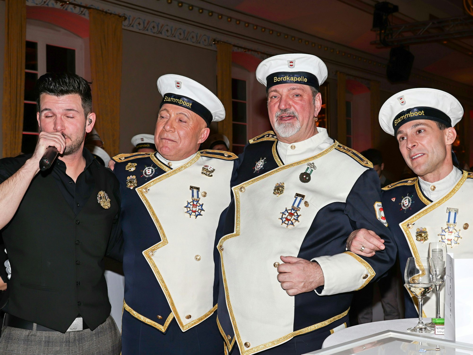 Michael Kuhl singt für das Dreigestirn.