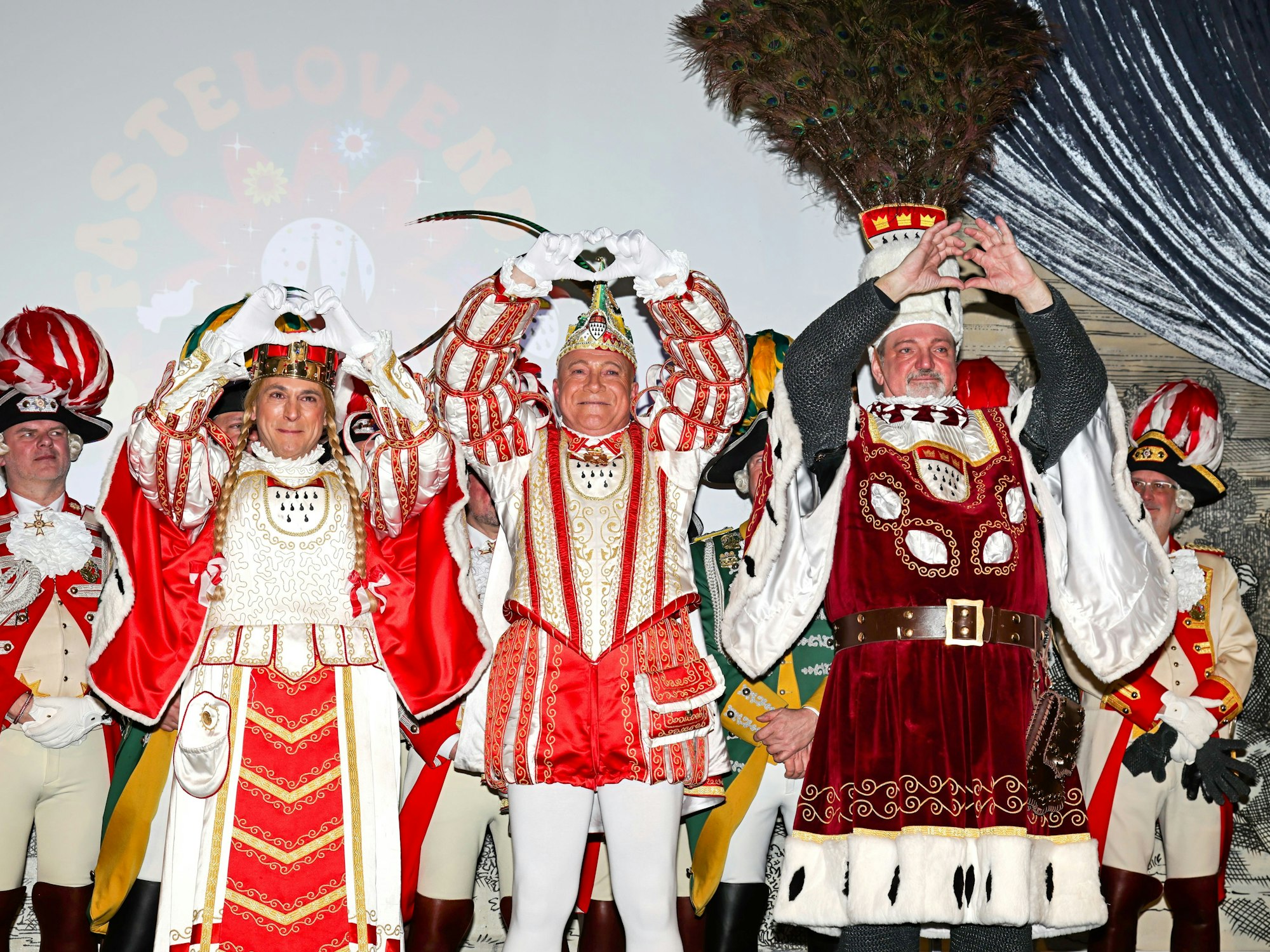 Das Dreigestirn formt Herzen mit den Händen.