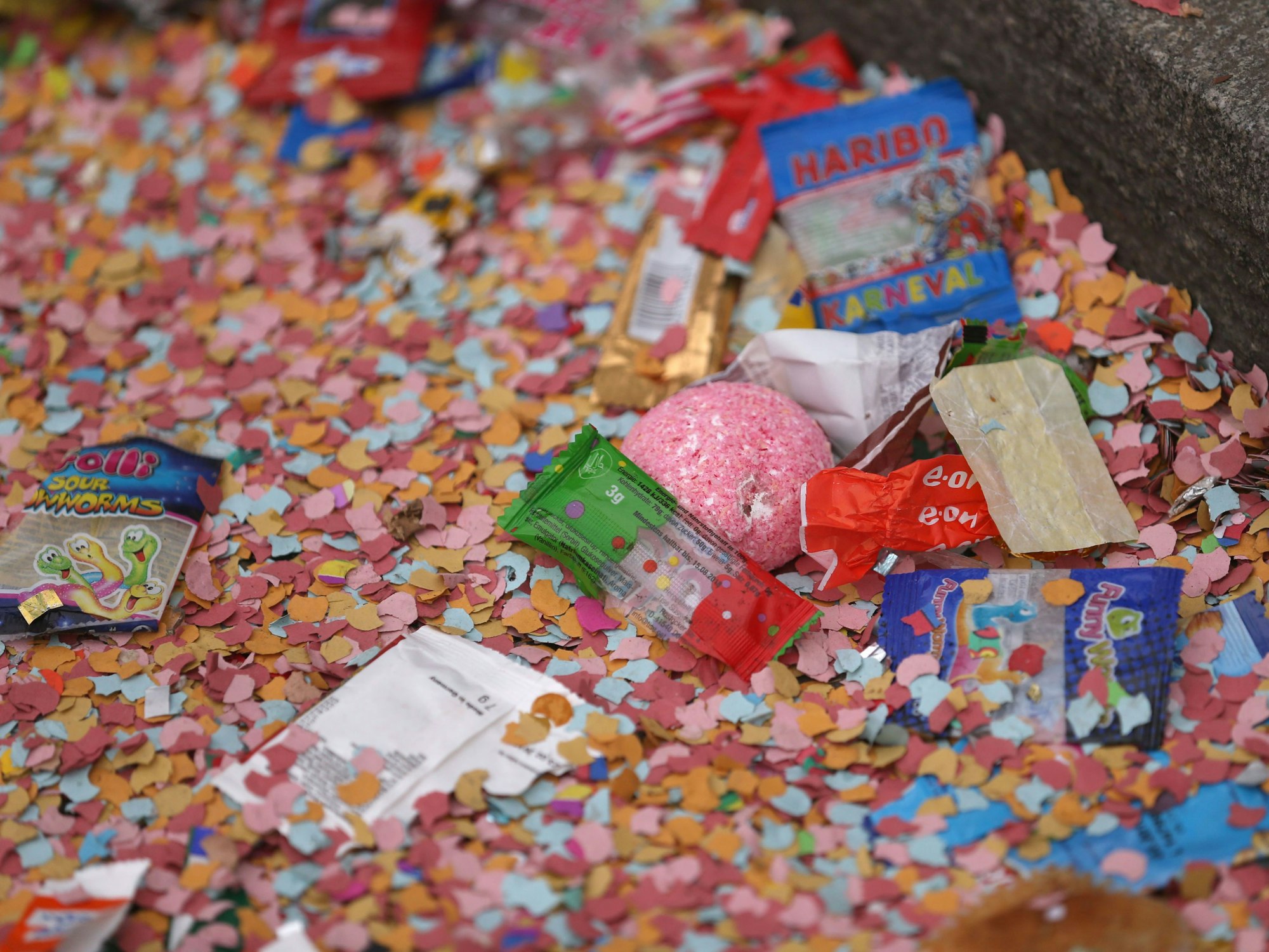 Konfetti und Kamelle gehören im Karneval dazu. Doch nicht überall freuen sich die Menschen über die bunten Blättchen wie auf diesem Symbolfoto.
