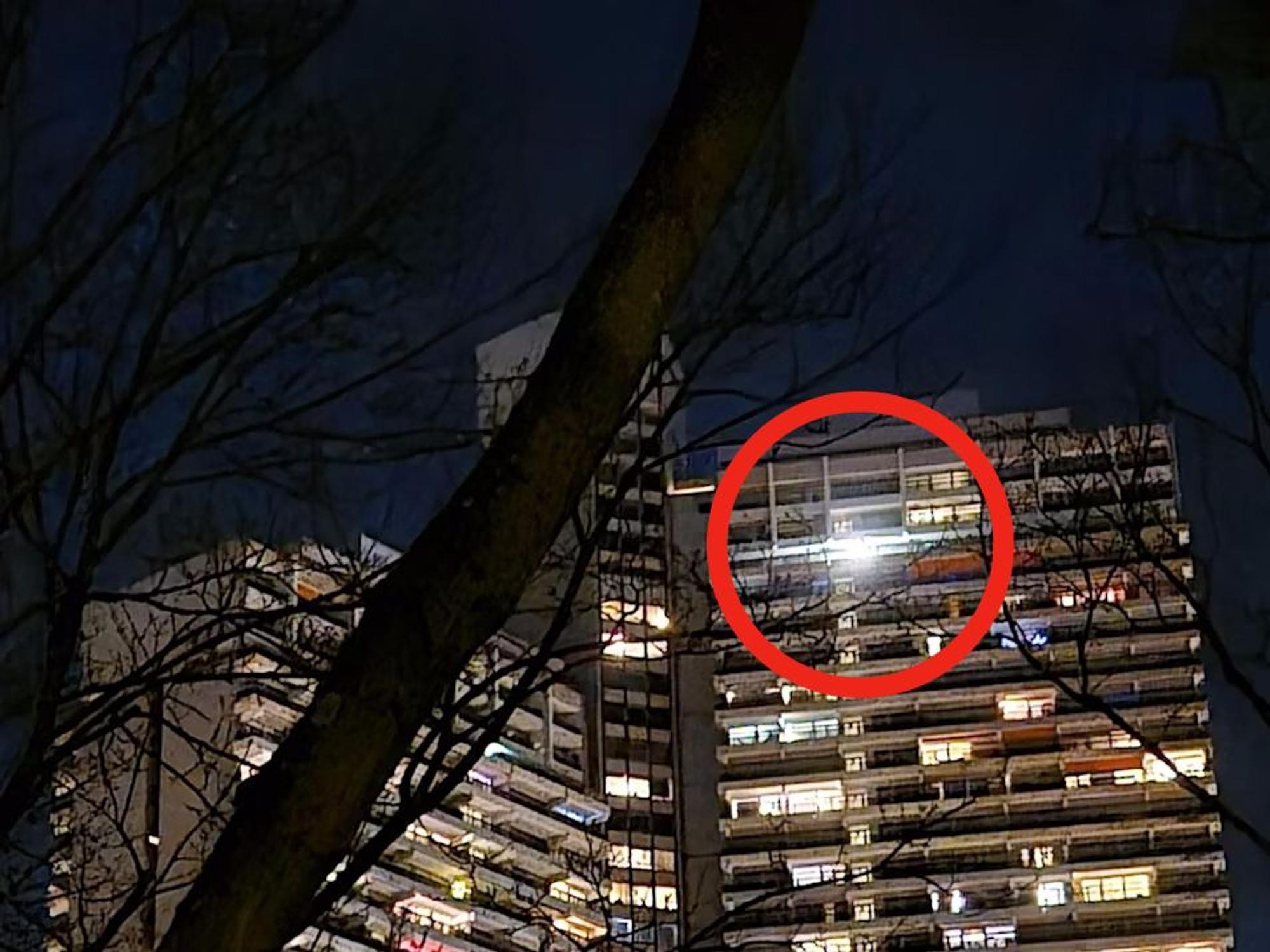 Dieses helle Licht am Unicenter in Köln sorgt für Diskussionen.