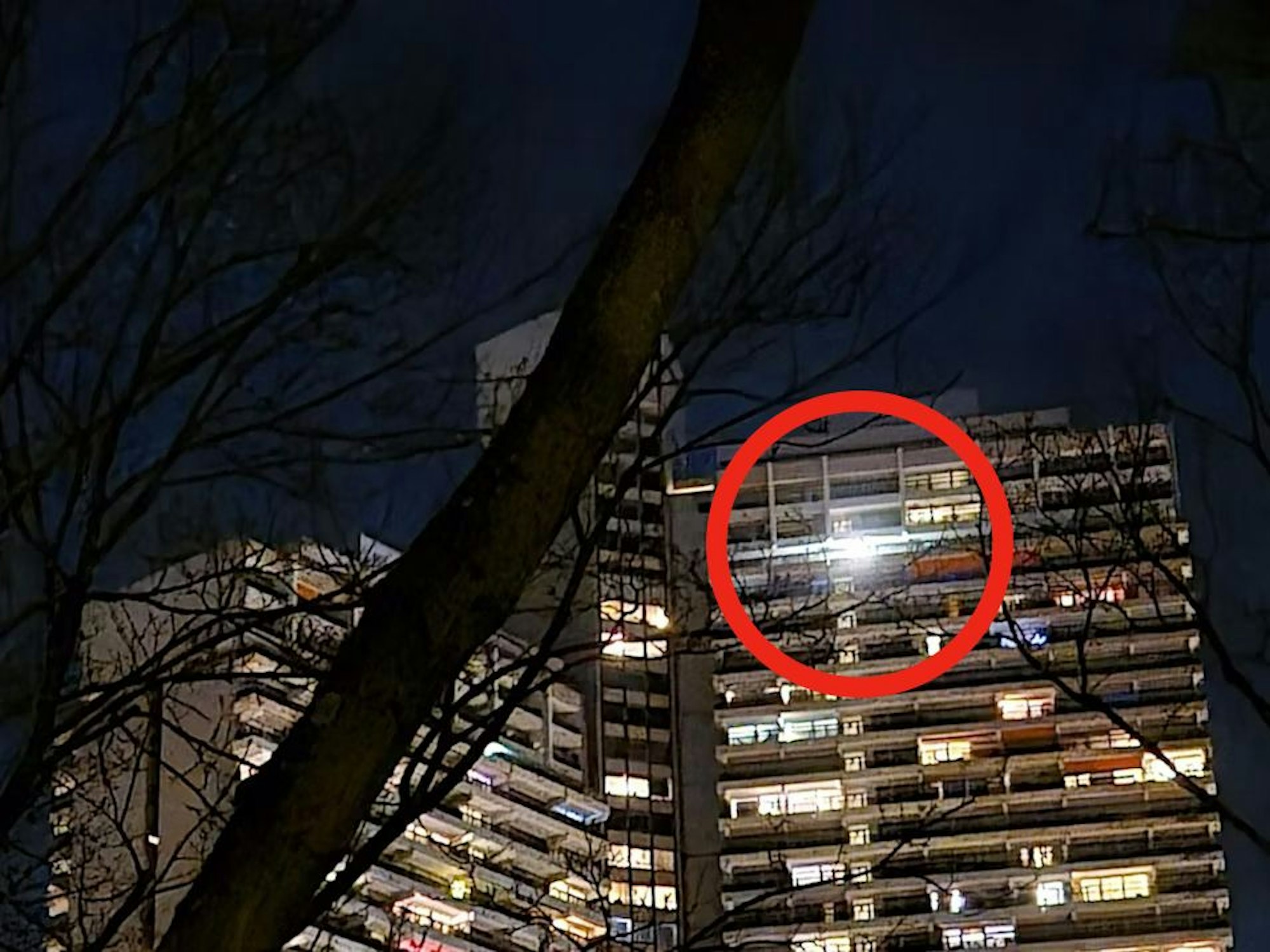 Dieses helle Licht am Unicenter in Köln sorgt für Diskussionen.