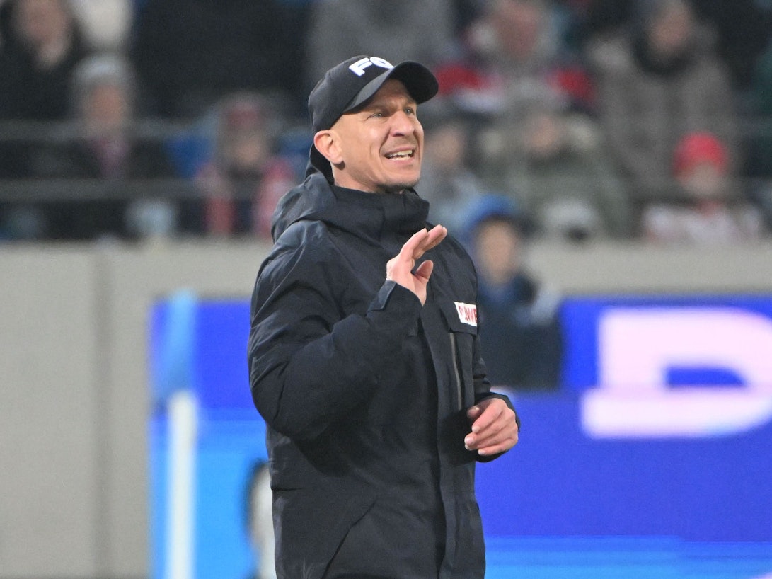 Der Kölner Trainer Gerhard Struber gibt Anweisungen.