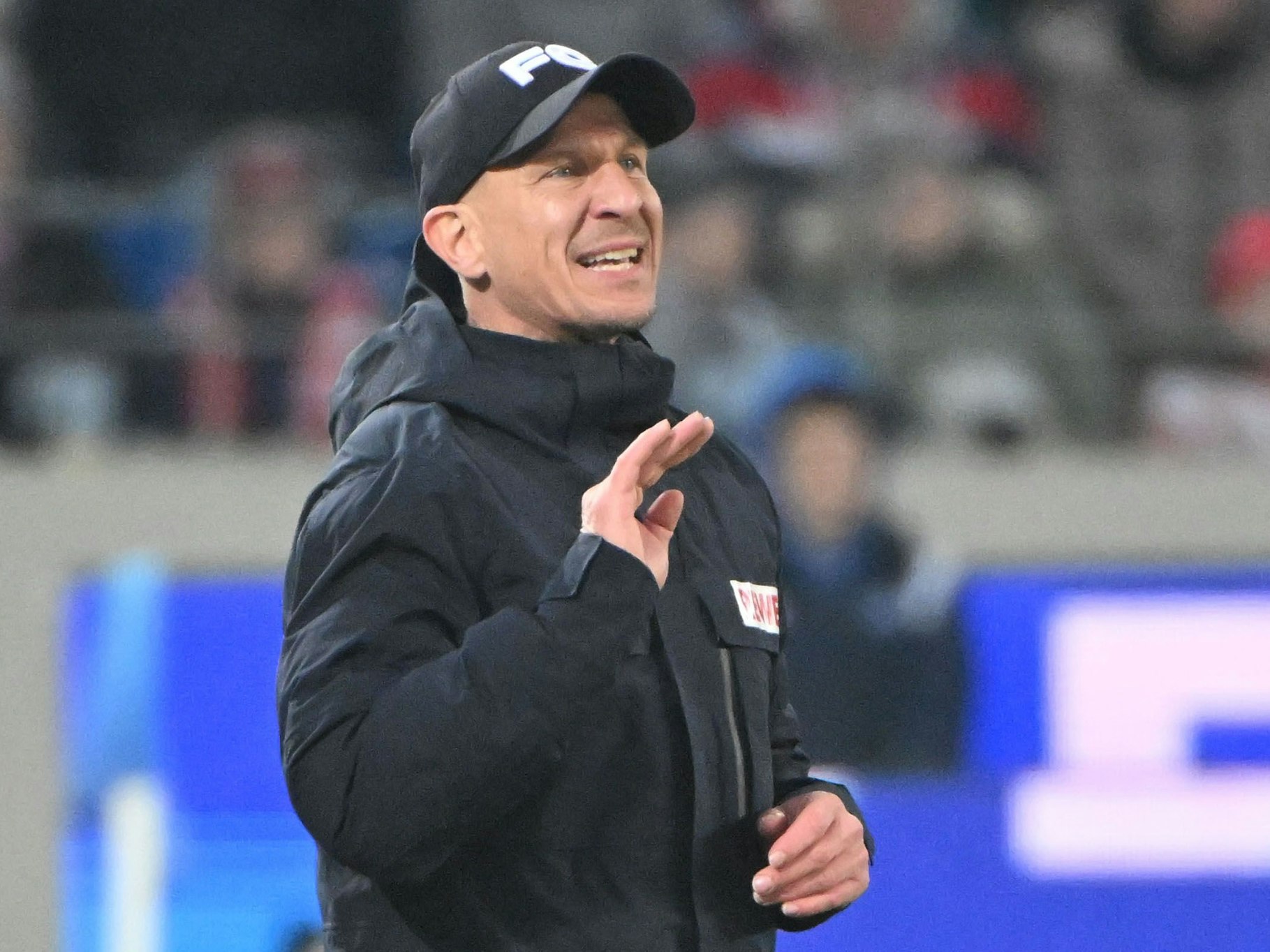 Der Kölner Trainer Gerhard Struber gibt Anweisungen.