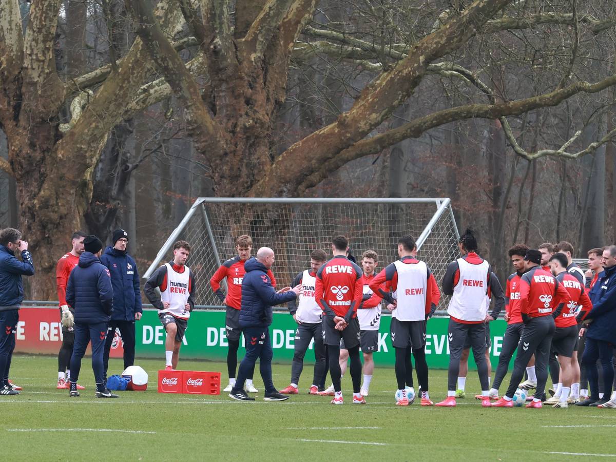 1. FC Köln, Training, Mannschaftskreis mit Gerhard Struber.