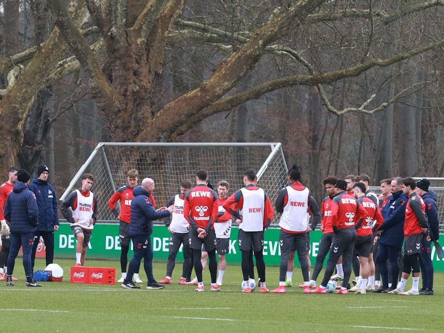 1. FC Köln, Training, Mannschaftskreis mit Gerhard Struber.