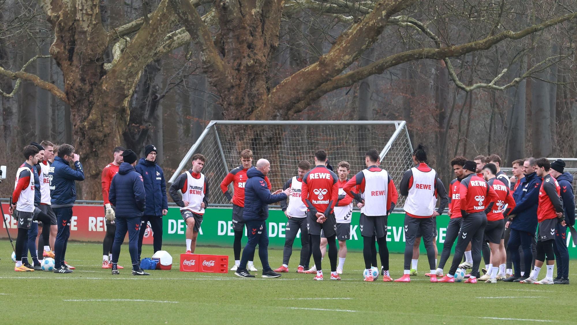 1. FC Köln, Training, Mannschaftskreis mit Gerhard Struber.