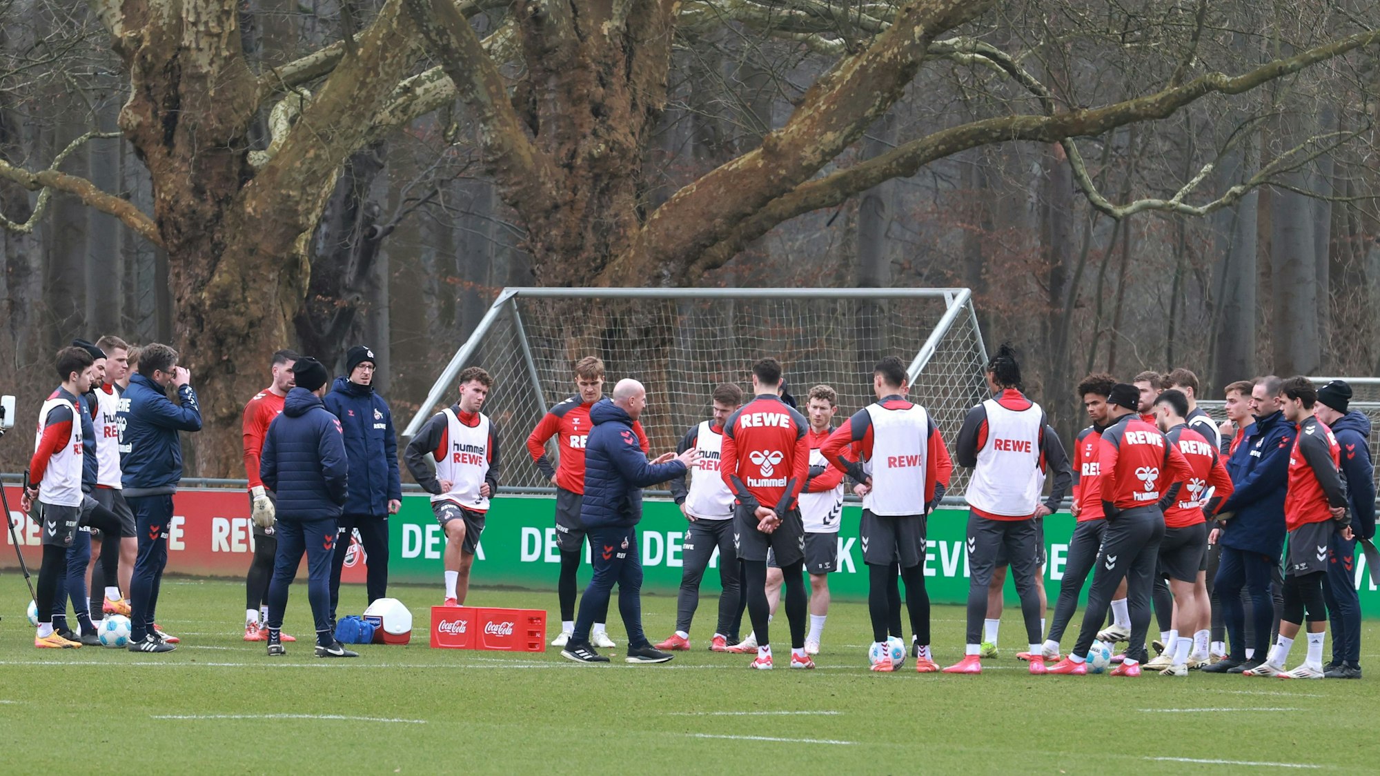 1. FC Köln, Training, Mannschaftskreis mit Gerhard Struber.