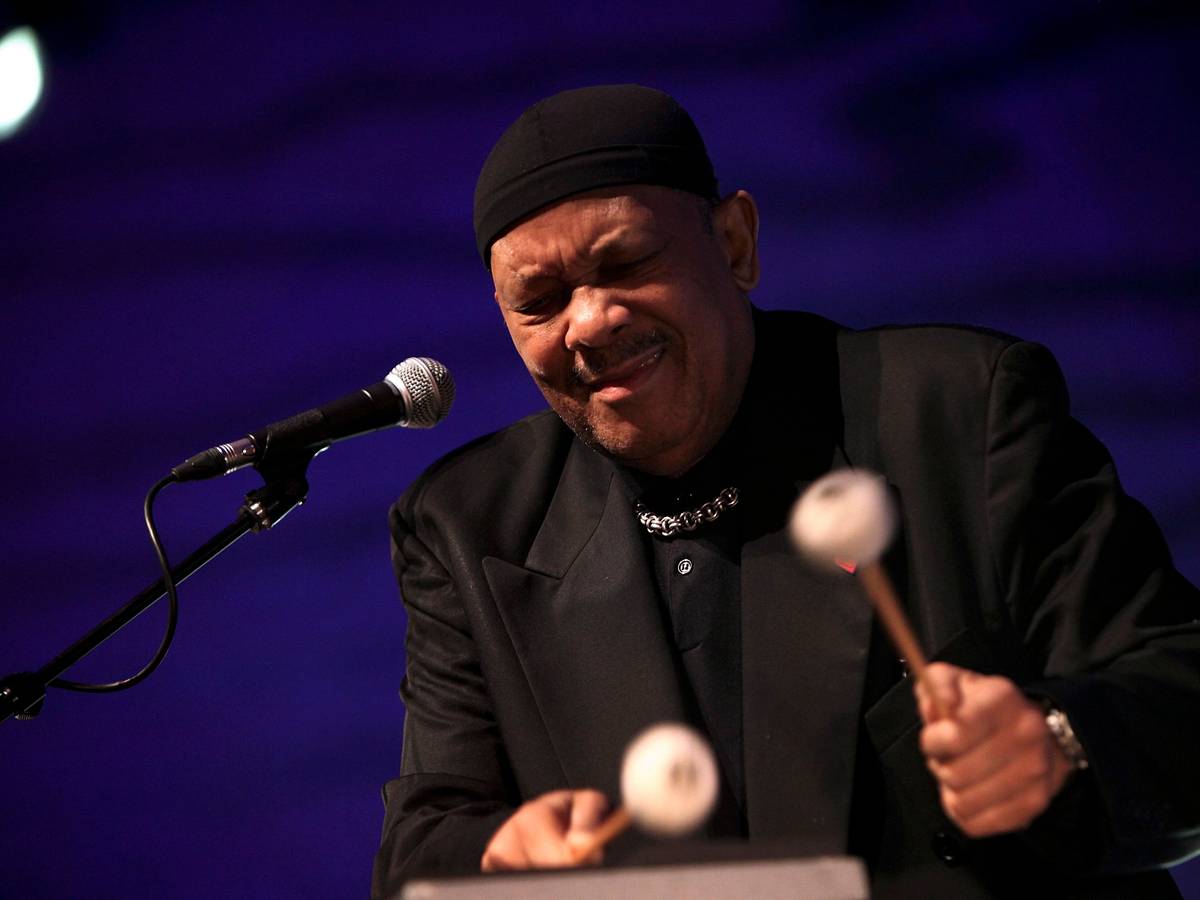 Ein 2011 veröffentlichtes Foto zeigt den US-amerikanischen Sänger, Vibraphonisten und Komponisten Roy Ayers bei einem Auftritt in der Casa da Musica in Portugal.