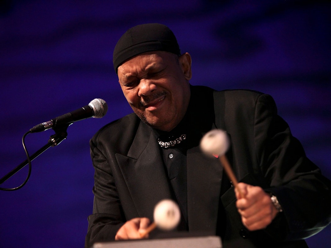 Ein 2011 veröffentlichtes Foto zeigt den US-amerikanischen Sänger, Vibraphonisten und Komponisten Roy Ayers bei einem Auftritt in der Casa da Musica in Portugal.
