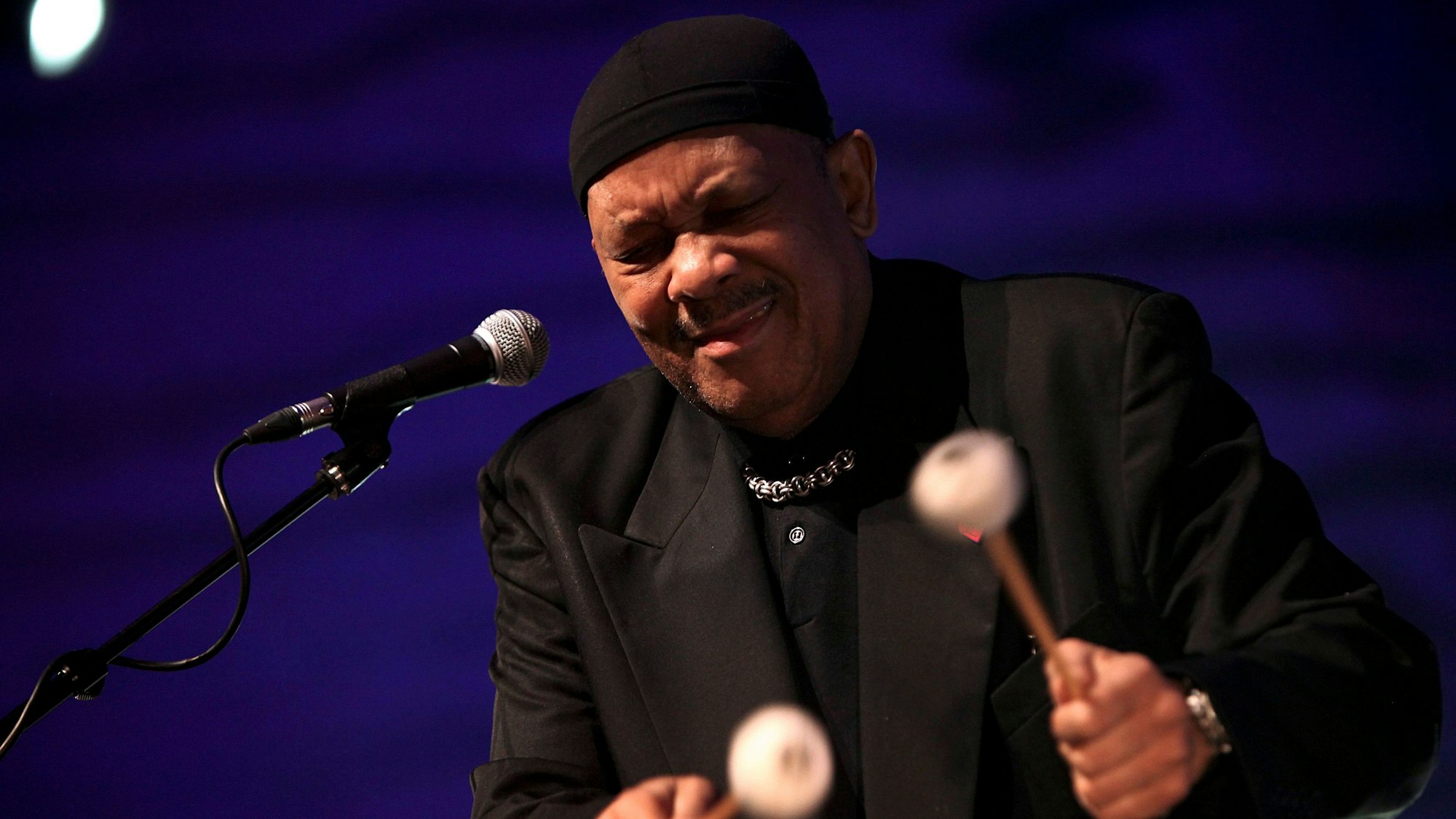 Ein 2011 veröffentlichtes Foto zeigt den US-amerikanischen Sänger, Vibraphonisten und Komponisten Roy Ayers bei einem Auftritt in der Casa da Musica in Portugal.