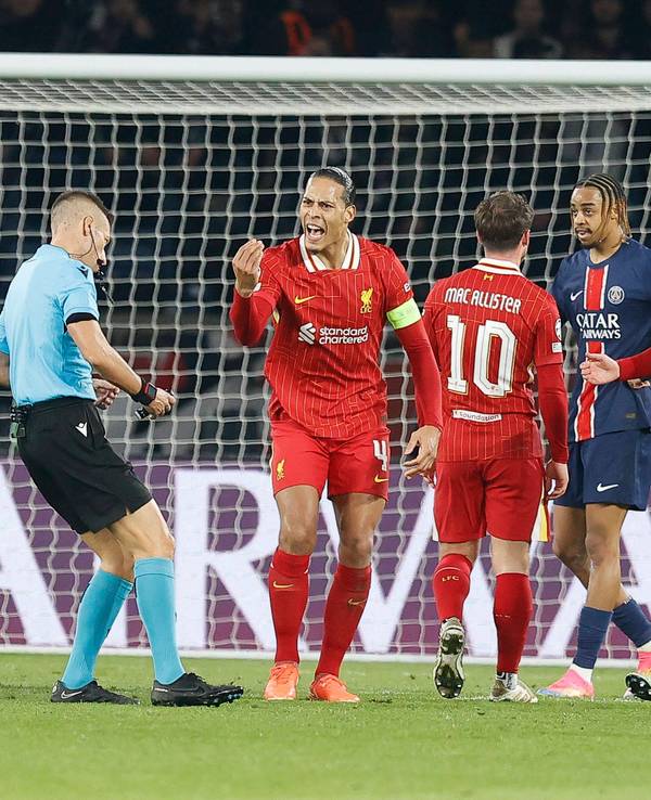 Die Spieler des FC Liverpool beschweren sich beim Schiedsrichter.