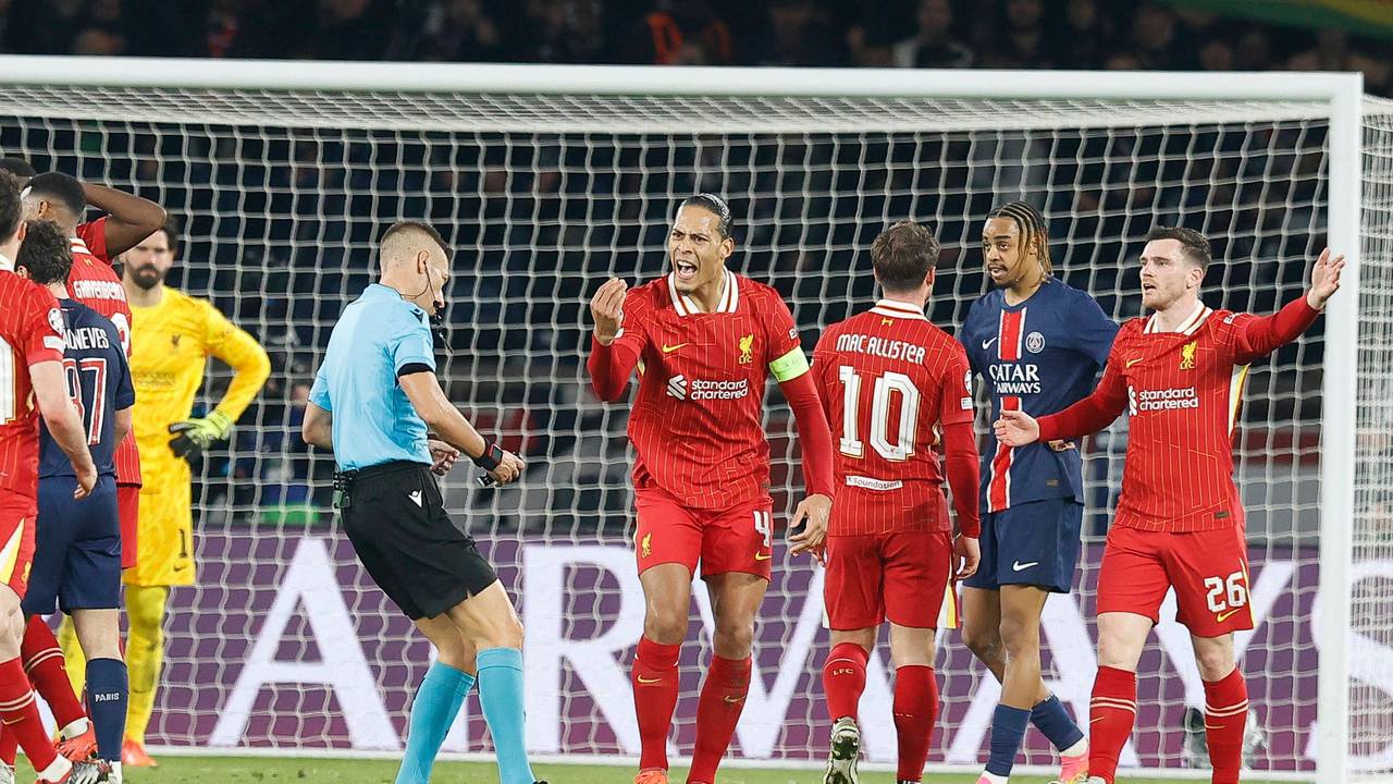 Die Spieler des FC Liverpool beschweren sich beim Schiedsrichter.
