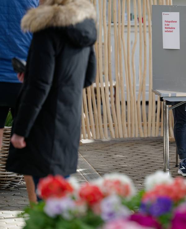 Eine Frau steht in einem Wahllokal in einem Gewächshaus eines Gartenbaubetriebs in Köln-Hahnwald hinter einer Wahlkabine: Das BSW scheiterte knapp an der Fünf-Prozent-Hürde. Nun vermutet die Partei, dass mehr Menschen für sie gestimmt haben könnten.