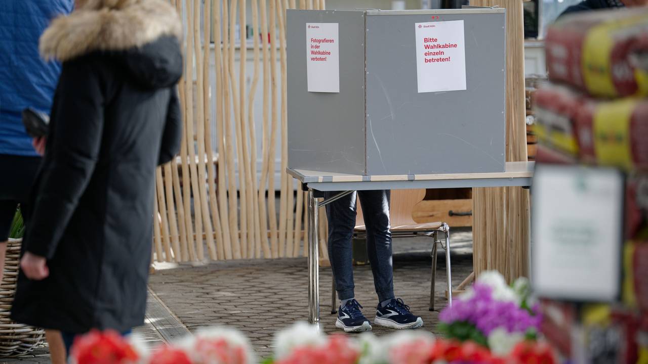 Eine Frau steht in einem Wahllokal in einem Gewächshaus eines Gartenbaubetriebs in Köln-Hahnwald hinter einer Wahlkabine: Das BSW scheiterte knapp an der Fünf-Prozent-Hürde. Nun vermutet die Partei, dass mehr Menschen für sie gestimmt haben könnten.