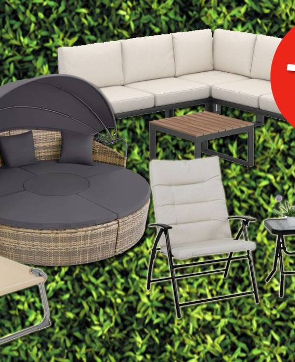 Eine Darstellung von Gartenmöbeln im OTTO Sale, platziert vor einem grünen, blätterartigen Hintergrund. Die Werbegrafik zeigt eine Hängematte, eine Sonnenliege, eine runde Rattan-Lounge, eine Ecksofa-Garnitur und zwei Relaxstühle mit Tisch.
