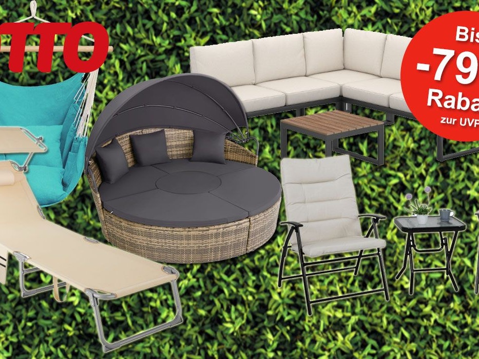 Eine Darstellung von Gartenmöbeln im OTTO Sale, platziert vor einem grünen, blätterartigen Hintergrund. Die Werbegrafik zeigt eine Hängematte, eine Sonnenliege, eine runde Rattan-Lounge, eine Ecksofa-Garnitur und zwei Relaxstühle mit Tisch.