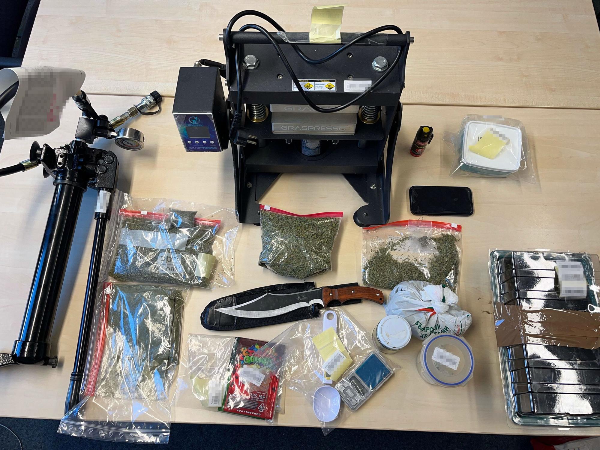 Die Polizei präsentiert die Gegenstände, die bei dem E-Scooter-Fahrer gefunden worden.