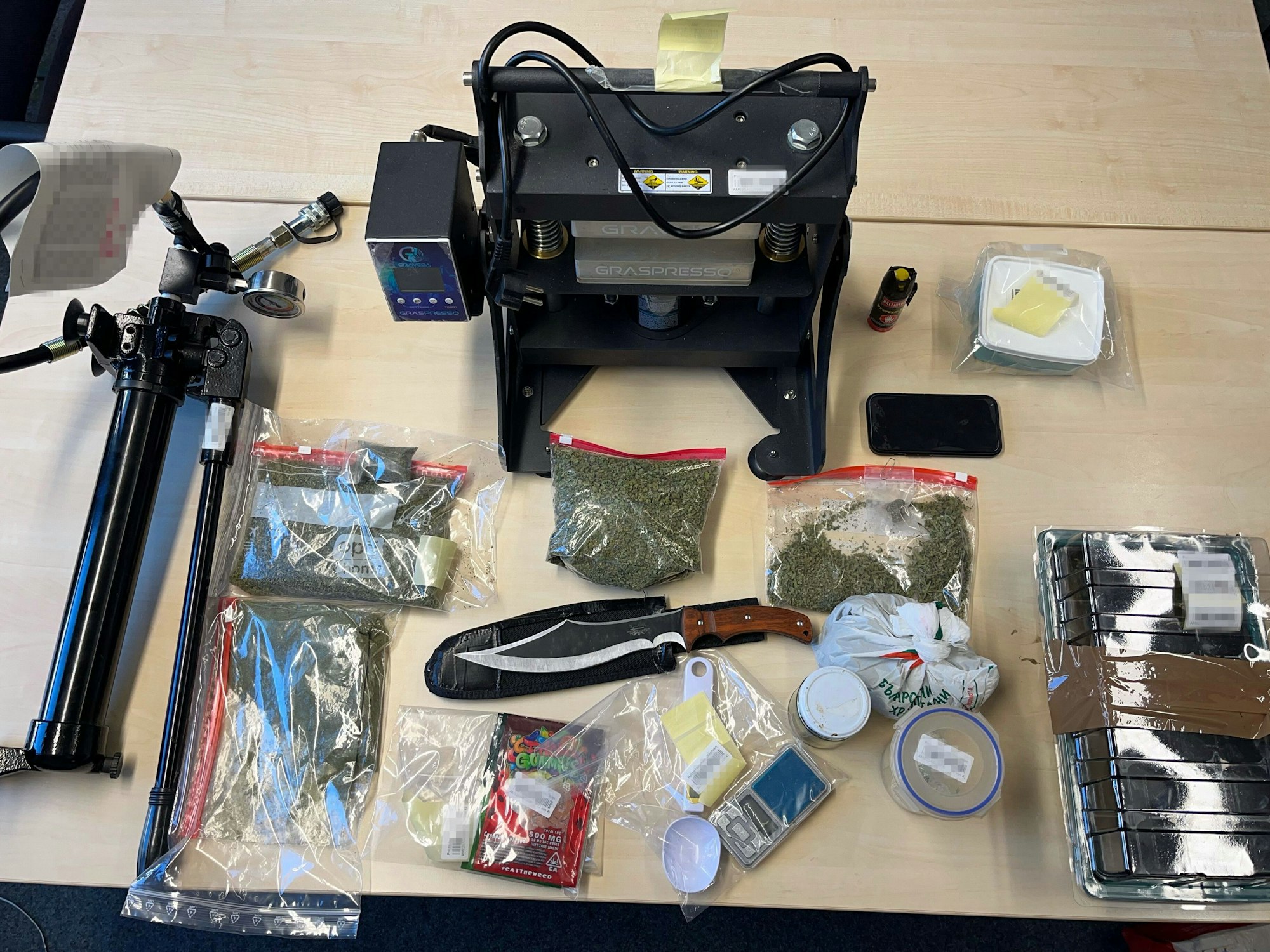 Die Polizei präsentiert die Gegenstände, die bei dem E-Scooter-Fahrer gefunden worden.