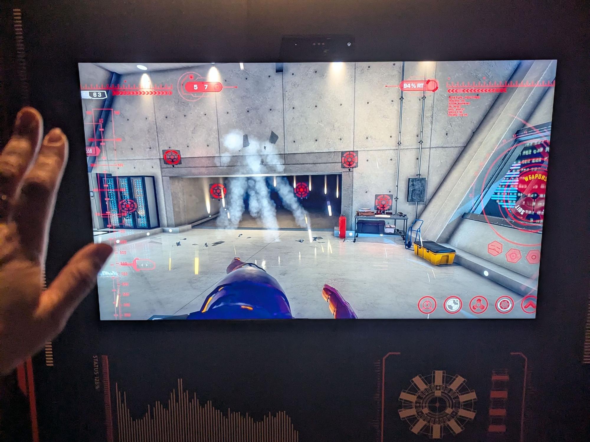 Eine Computerbildschirm mit Blick auf mehrere Zielscheiben, im Vordergrund ist eine Hand zu sehen
