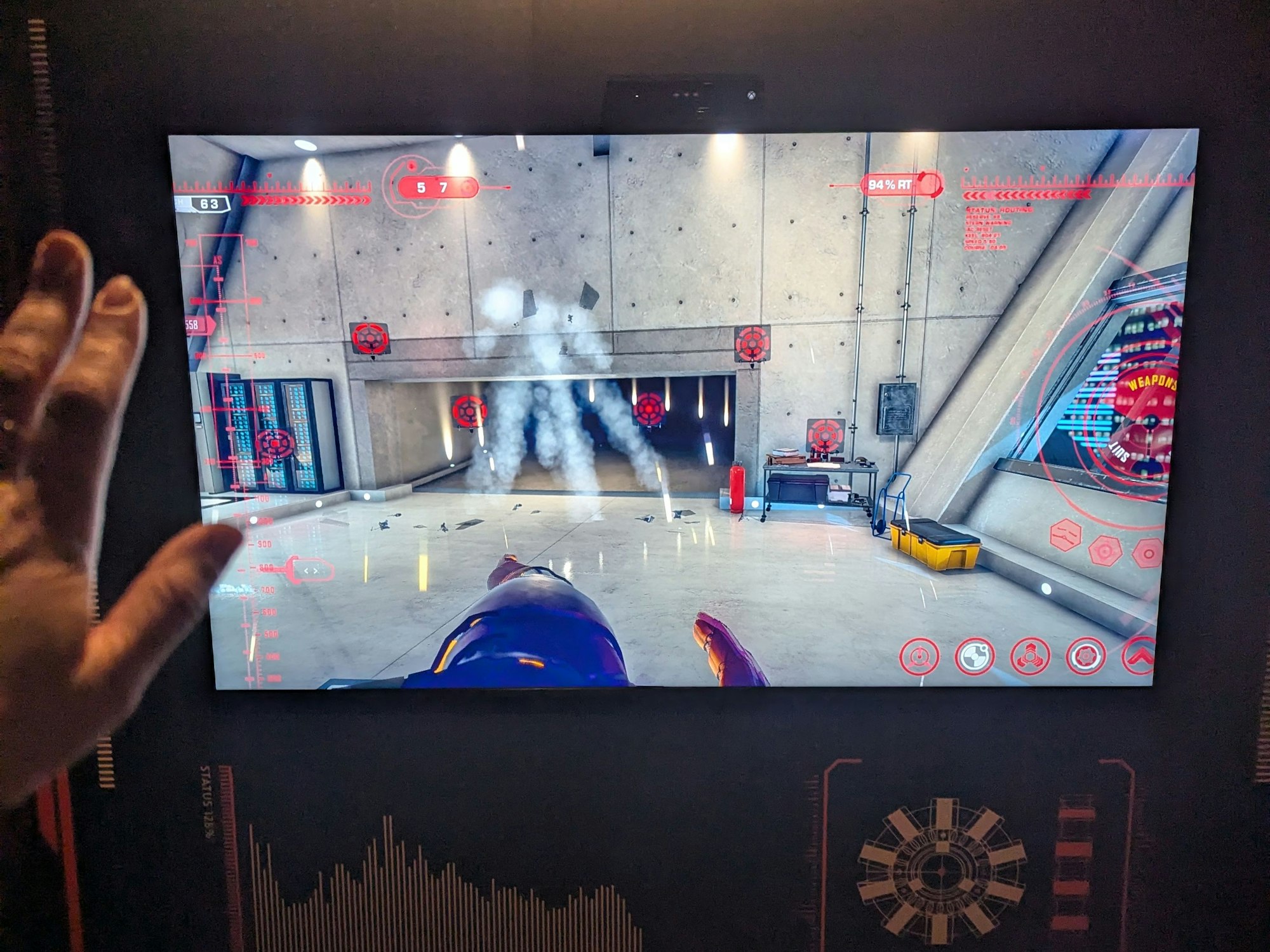 Eine Computerbildschirm mit Blick auf mehrere Zielscheiben, im Vordergrund ist eine Hand zu sehen