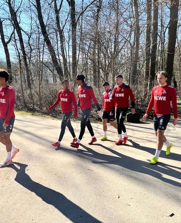Die FC-Profis am 6. März 2025 auf dem Weg zum Trainingsplatz. Mit eingegipster linker Hand dabei: Stürmer Damion Downs (3.v.l.)