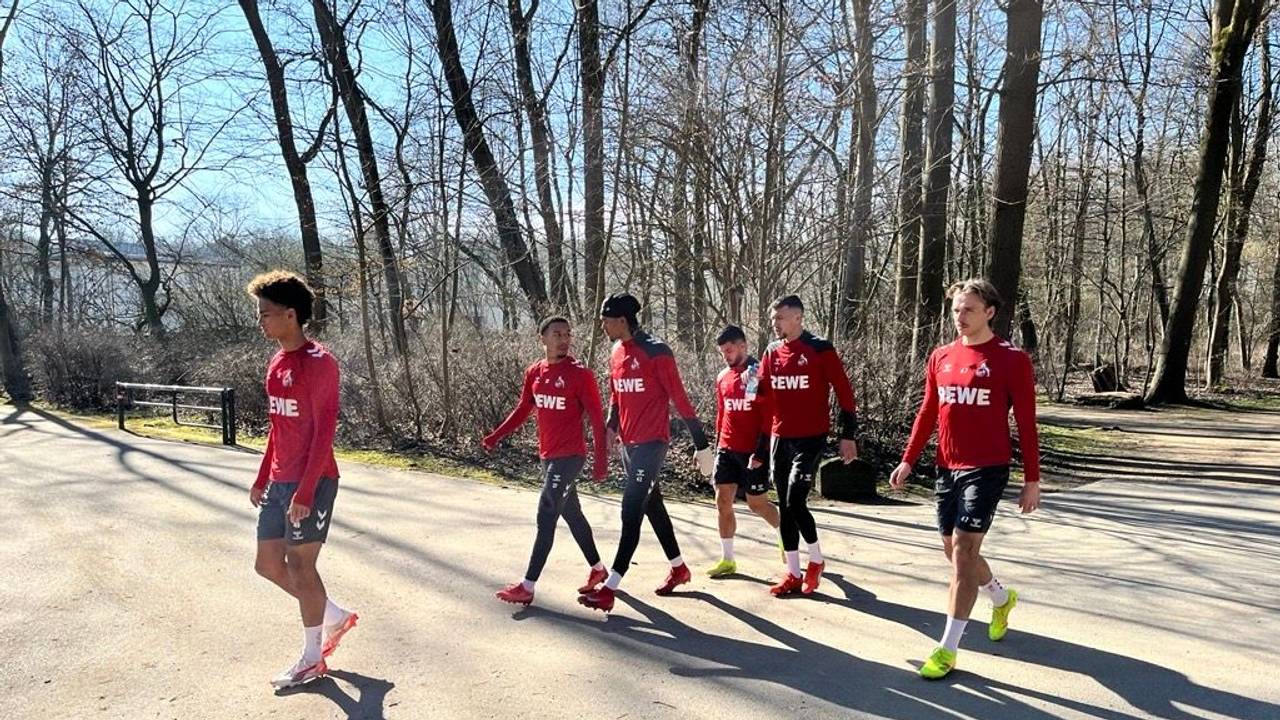 Die FC-Profis am 6. März 2025 auf dem Weg zum Trainingsplatz. Mit eingegipster linker Hand dabei: Stürmer Damion Downs (3.v.l.)
