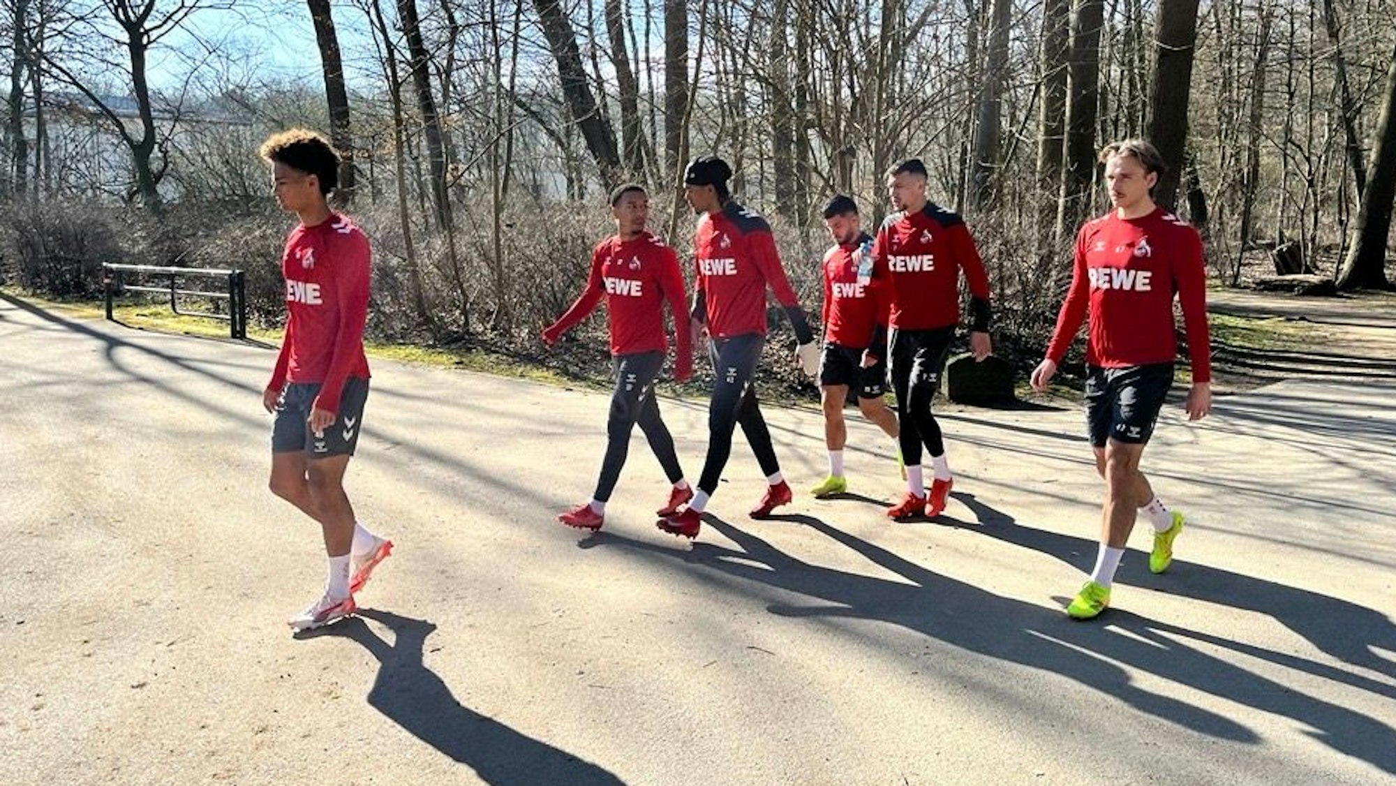 Die FC-Profis am 6. März 2025 auf dem Weg zum Trainingsplatz. Mit eingegipster linker Hand dabei: Stürmer Damion Downs (3.v.l.)
