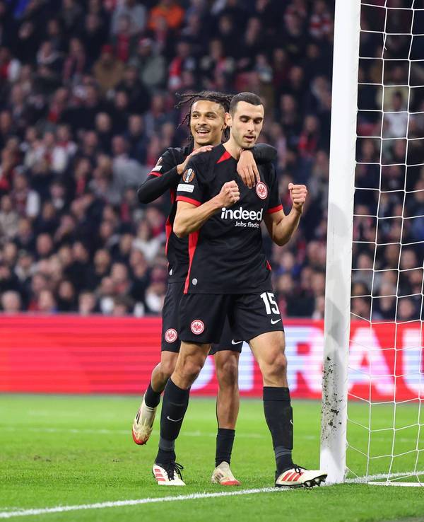 Frankfurt-Profi Ellyes Skhiri bejubelt seinen Treffer zum 2:1 am Donnerstag (6. März 2025) gegen Ajax Amsterdam.