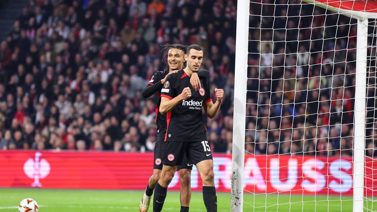Frankfurt-Profi Ellyes Skhiri bejubelt seinen Treffer zum 2:1 am Donnerstag (6. März 2025) gegen Ajax Amsterdam.