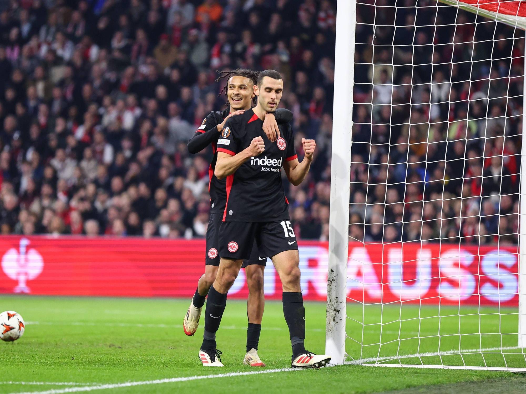 Frankfurt-Profi Ellyes Skhiri bejubelt seinen Treffer zum 2:1 am Donnerstag (6. März 2025) gegen Ajax Amsterdam.