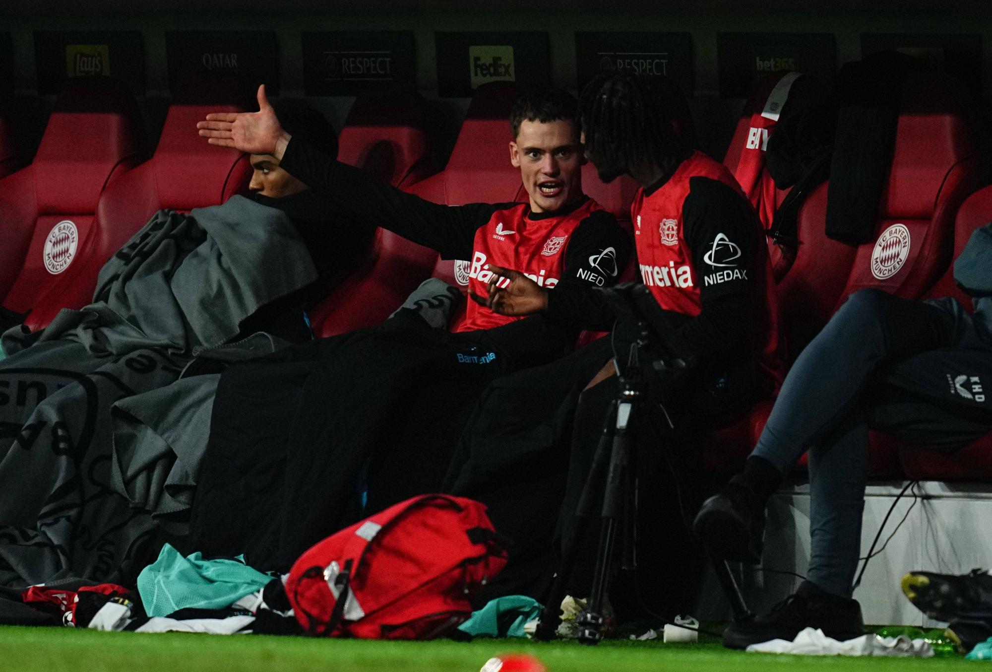 Florian Wirtz spricht aufgeregt mit Jeremie Frimpong.
