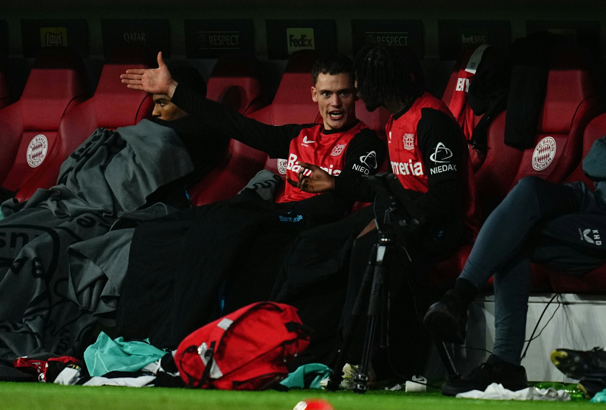 Florian Wirtz spricht aufgeregt mit Jeremie Frimpong.