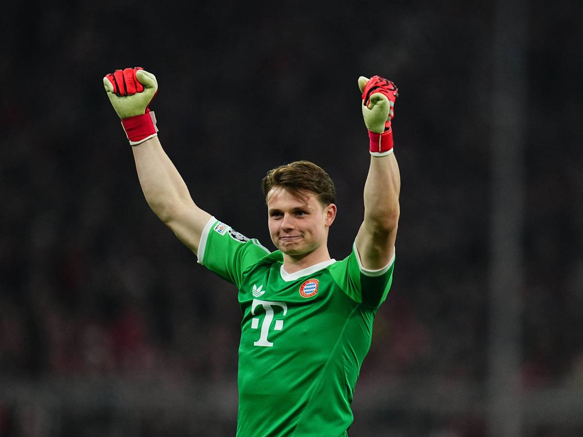 Jonas Urbig jubelt nach dem Bayern-Sieg in der Champions League.