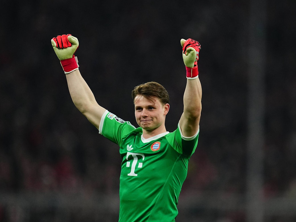 Jonas Urbig jubelt nach dem Bayern-Sieg in der Champions League.