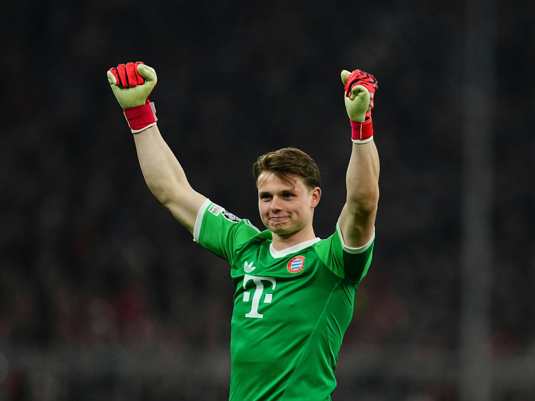 Jonas Urbig jubelt nach dem Bayern-Sieg in der Champions League.