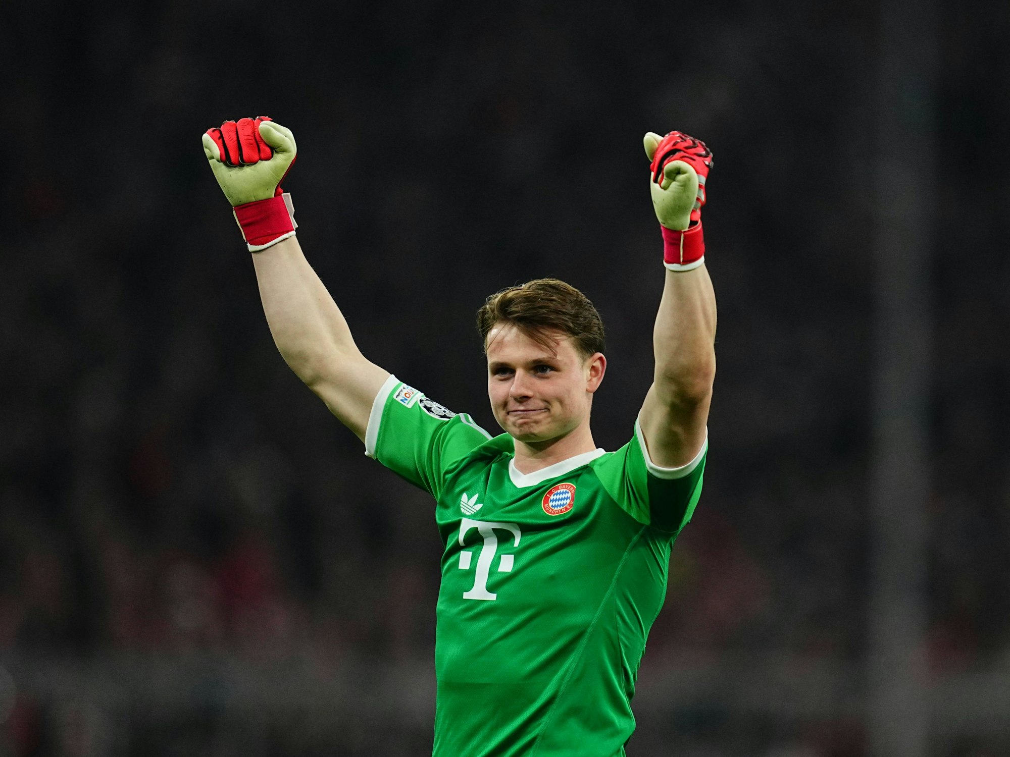 Jonas Urbig jubelt nach dem Bayern-Sieg in der Champions League.