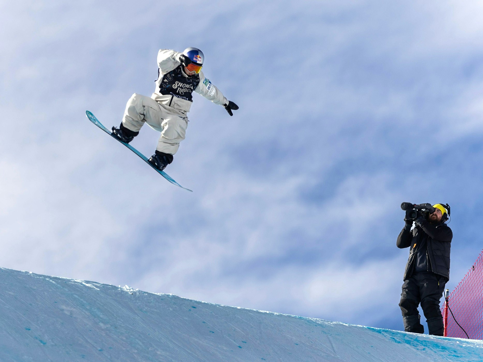 Auf dem Symbolbild vom 22. Februar 2025 filmt ein Kameramann die Snowboarderin Mari Fukada.