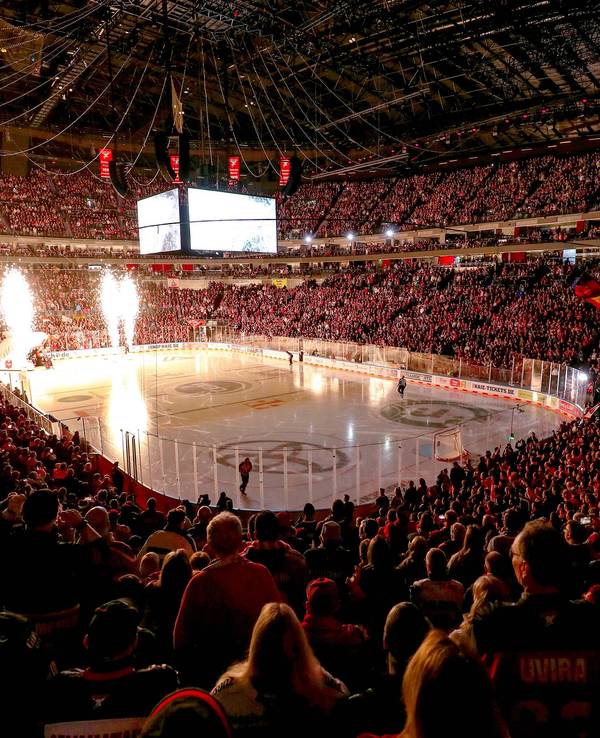 Beim Spiel der Kölner Haie in der Lanxess-Arena sind die Tribünen prall gefüllt.