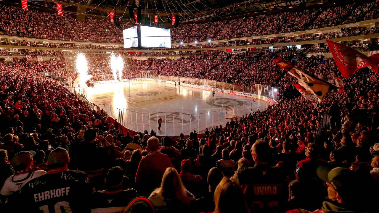 Beim Spiel der Kölner Haie in der Lanxess-Arena sind die Tribünen prall gefüllt.