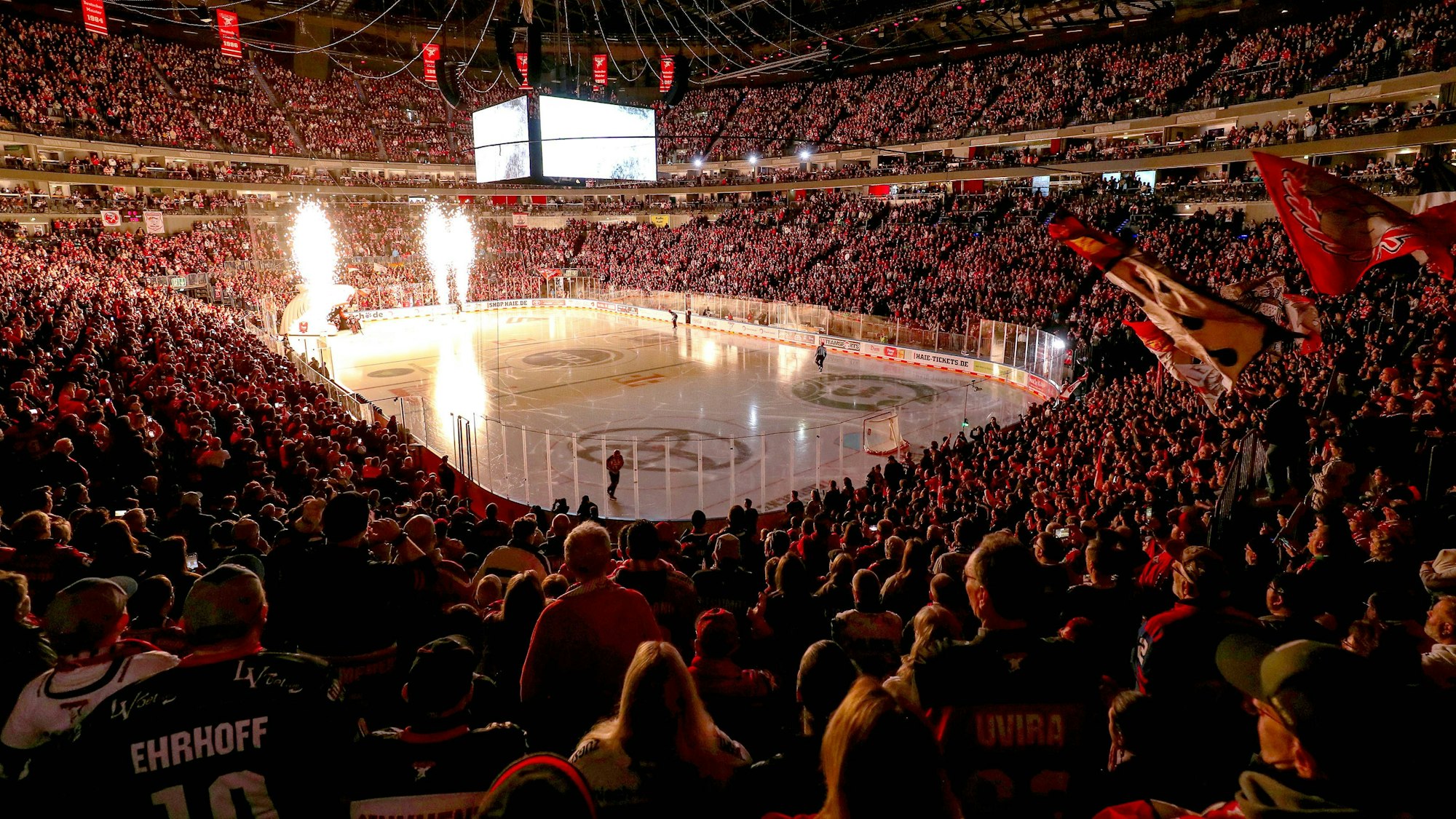 Beim Spiel der Kölner Haie in der Lanxess-Arena sind die Tribünen prall gefüllt.