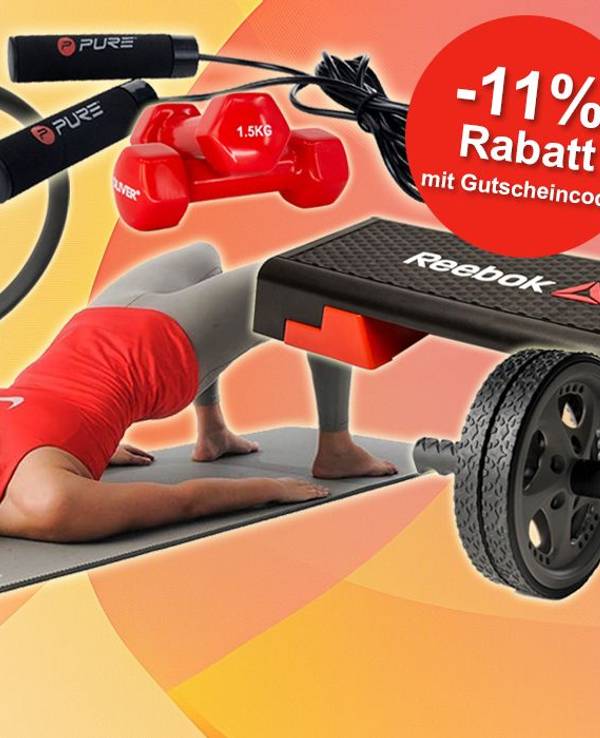 Aktionsbild Fitness Spring Sale: gelb-oranger Hintergrund, davor sind Blumen, eine Hantel und eine Yogamatte platziert. Auf der rechten Seite sind verschiedene Fitnessprodukte vor einem gelb-orangenen Hintergrund platziert.