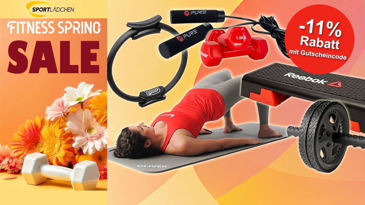 Aktionsbild Fitness Spring Sale: gelb-oranger Hintergrund, davor sind Blumen, eine Hantel und eine Yogamatte platziert. Auf der rechten Seite sind verschiedene Fitnessprodukte vor einem gelb-orangenen Hintergrund platziert.