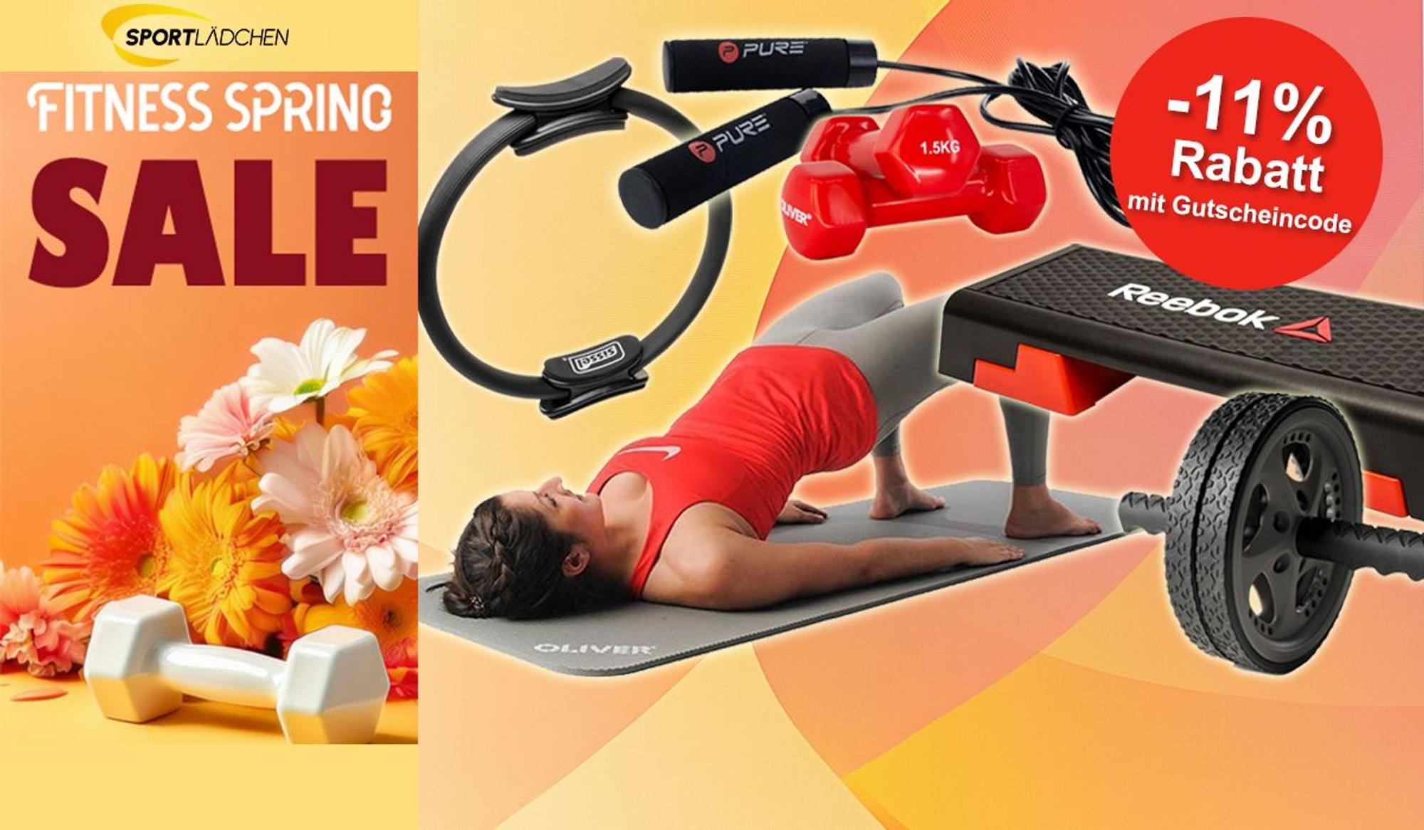 Aktionsbild Fitness Spring Sale: gelb-oranger Hintergrund, davor sind Blumen, eine Hantel und eine Yogamatte platziert. Auf der rechten Seite sind verschiedene Fitnessprodukte vor einem gelb-orangenen Hintergrund platziert.