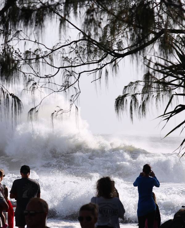 Große Wellen brechen bei Snapper Rocks an der Gold Coast. An der Ostküste Australiens haben erste Ausläufer des heftigen Zyklons „Alfred“ die dicht besiedelte Küste erreicht.