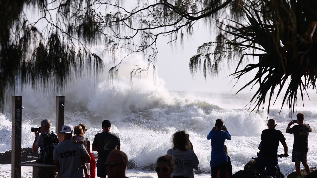 Große Wellen brechen bei Snapper Rocks an der Gold Coast. An der Ostküste Australiens haben erste Ausläufer des heftigen Zyklons „Alfred“ die dicht besiedelte Küste erreicht.