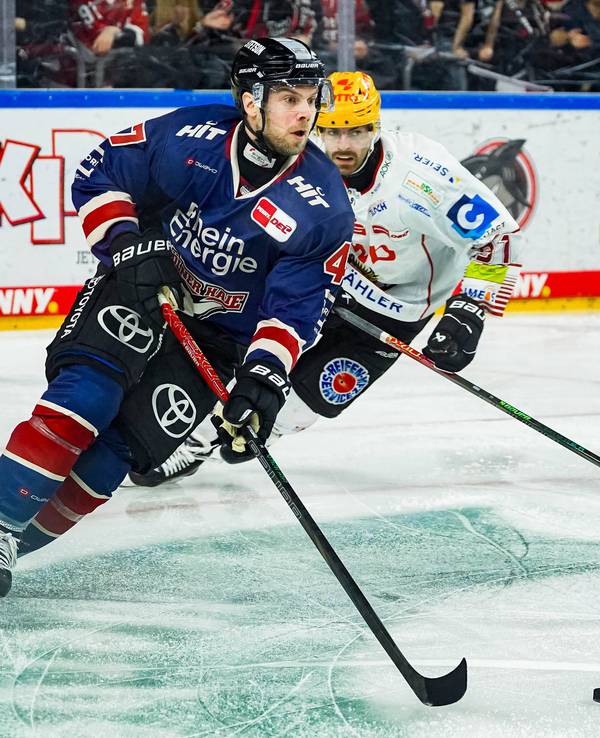 Veli-Matti Vittasmäki mit dem Puck in Aktion.