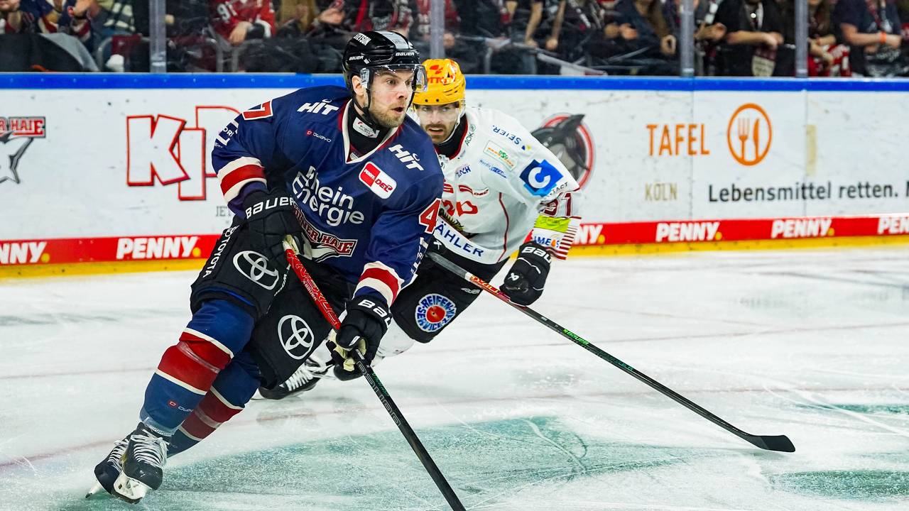 Veli-Matti Vittasmäki mit dem Puck in Aktion.