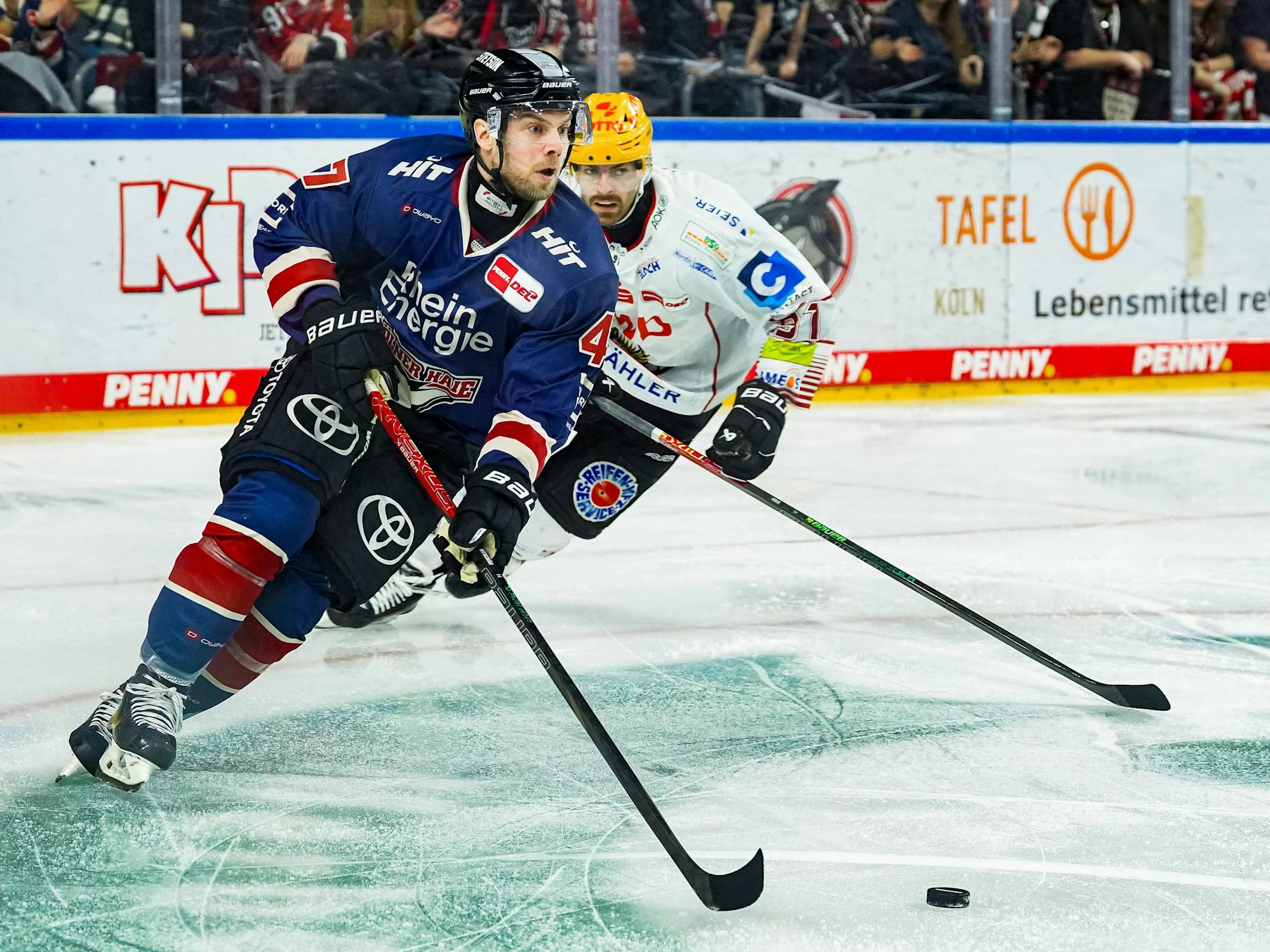 Veli-Matti Vittasmäki mit dem Puck in Aktion.